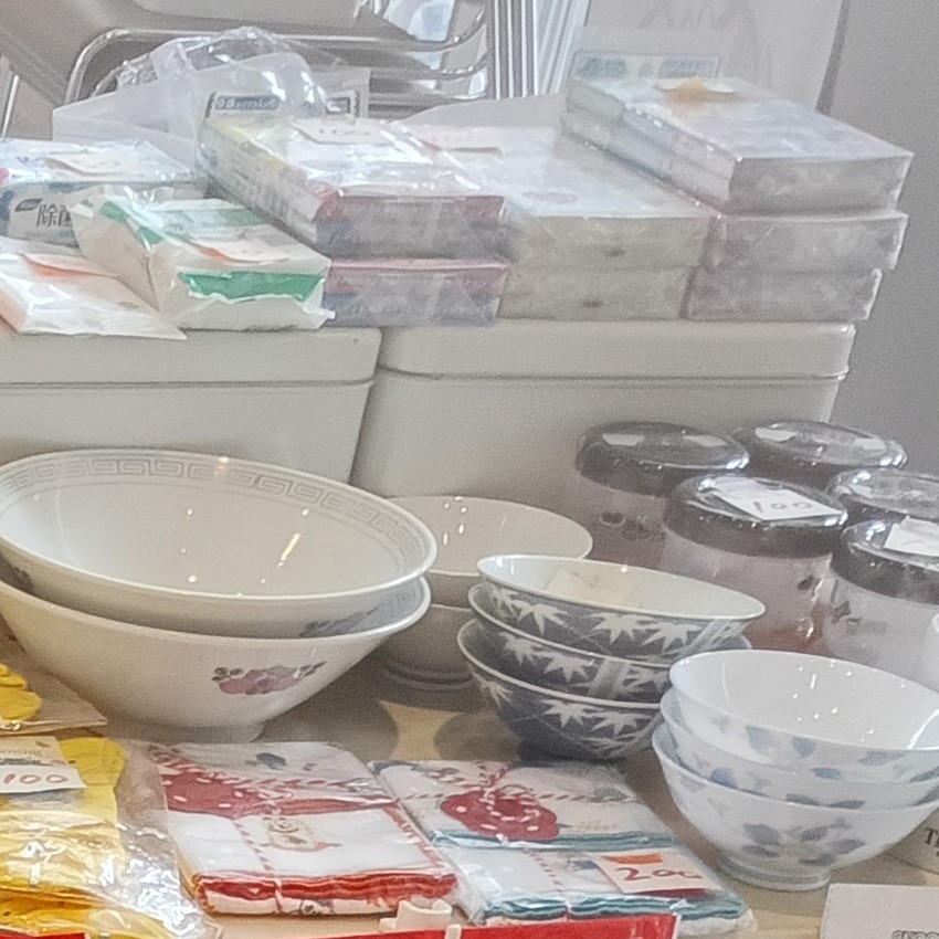 佐藤商店の商品、お皿などの食器